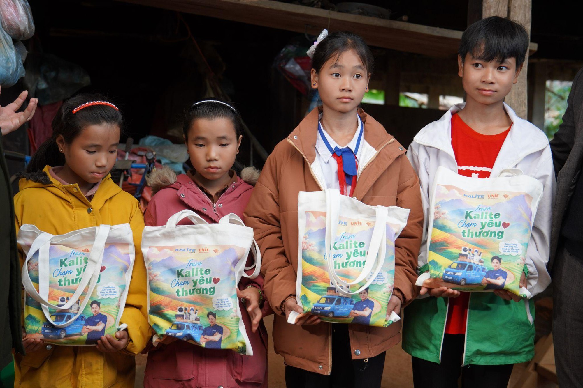 Đại úy Cà Văn Minh: "Cha nuôi" thầm lặng của 15 trẻ mồ côi ở vùng cao Điện Biên- Ảnh 4. Đại úy Cà Văn Minh: "Cha nuôi" thầm lặng của 15 trẻ mồ côi ở vùng cao Điện Biên- Ảnh 4.
