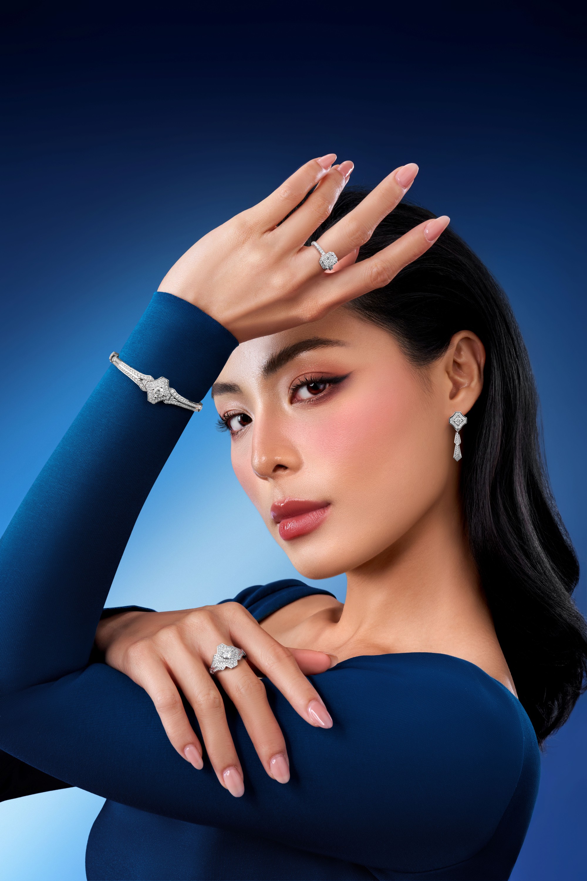 Vẻ đẹp của người phụ nữ tự tin: Bừng sáng tinh tế trong những buổi tiệc cuối năm- Ảnh 3.