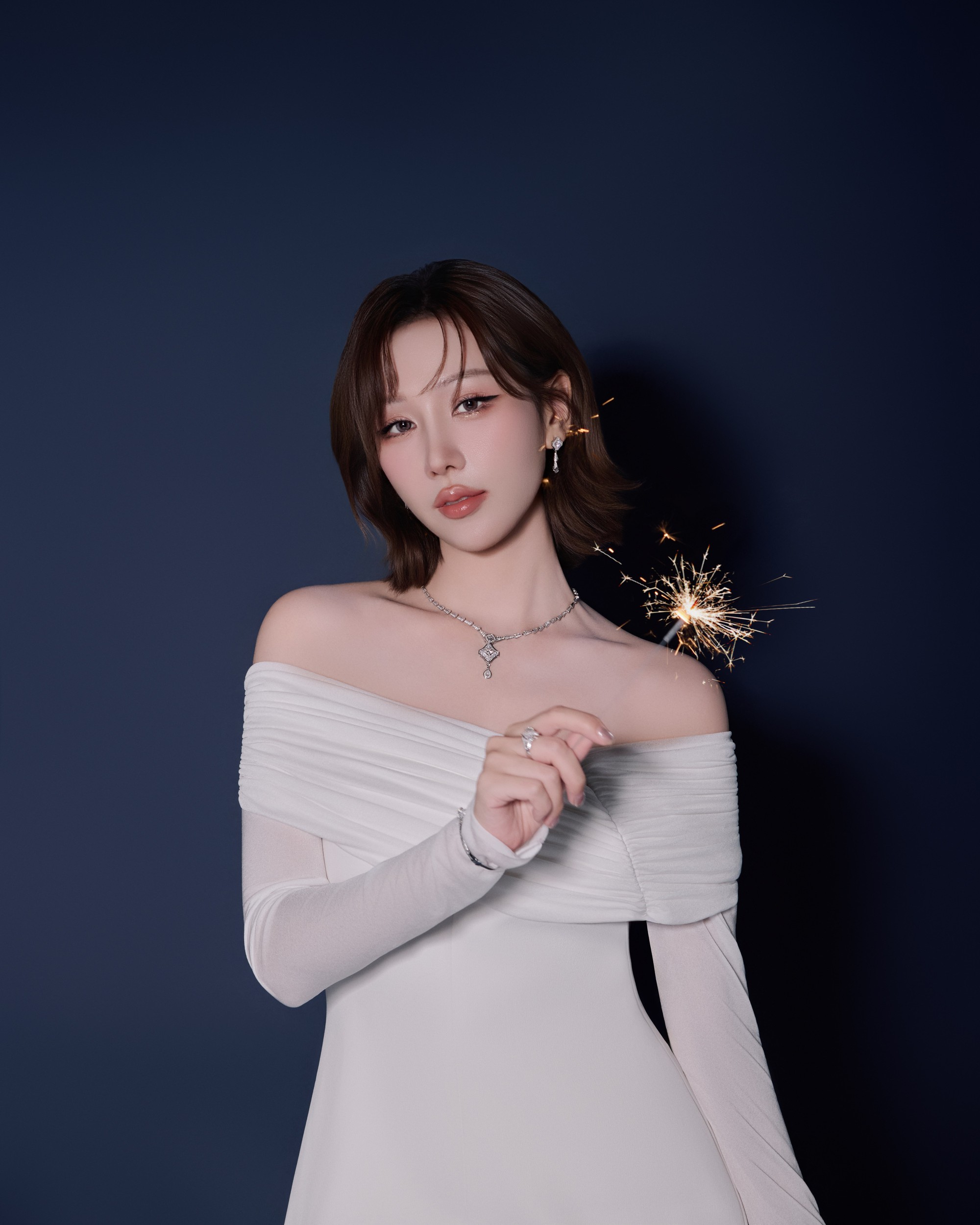 Vẻ đẹp của người phụ nữ tự tin: Bừng sáng tinh tế trong những buổi tiệc cuối năm- Ảnh 4.