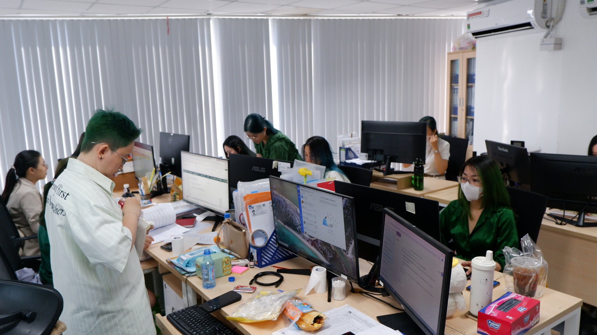 CEO Dh Foods gây "bão" mạng xã hội khi chi tiền tỷ thưởng nhân viên nhuộm tóc xanh- Ảnh 1.