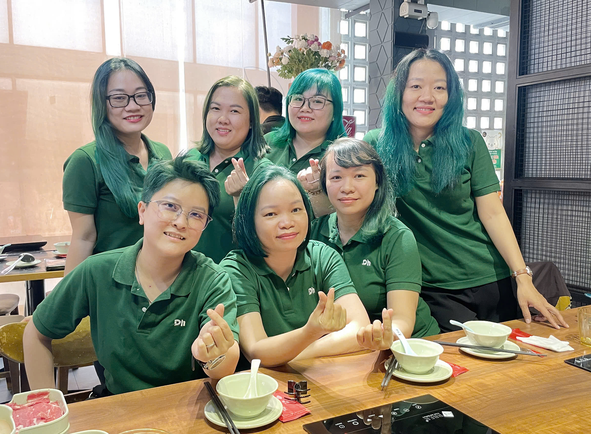 CEO Dh Foods gây "bão" mạng xã hội khi chi tiền tỷ thưởng nhân viên nhuộm tóc xanh- Ảnh 3.