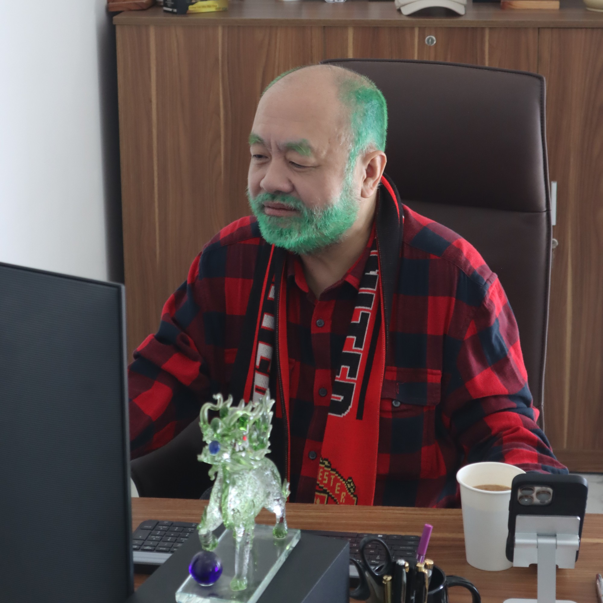 CEO Dh Foods gây "bão" mạng xã hội khi chi tiền tỷ thưởng nhân viên nhuộm tóc xanh- Ảnh 2.