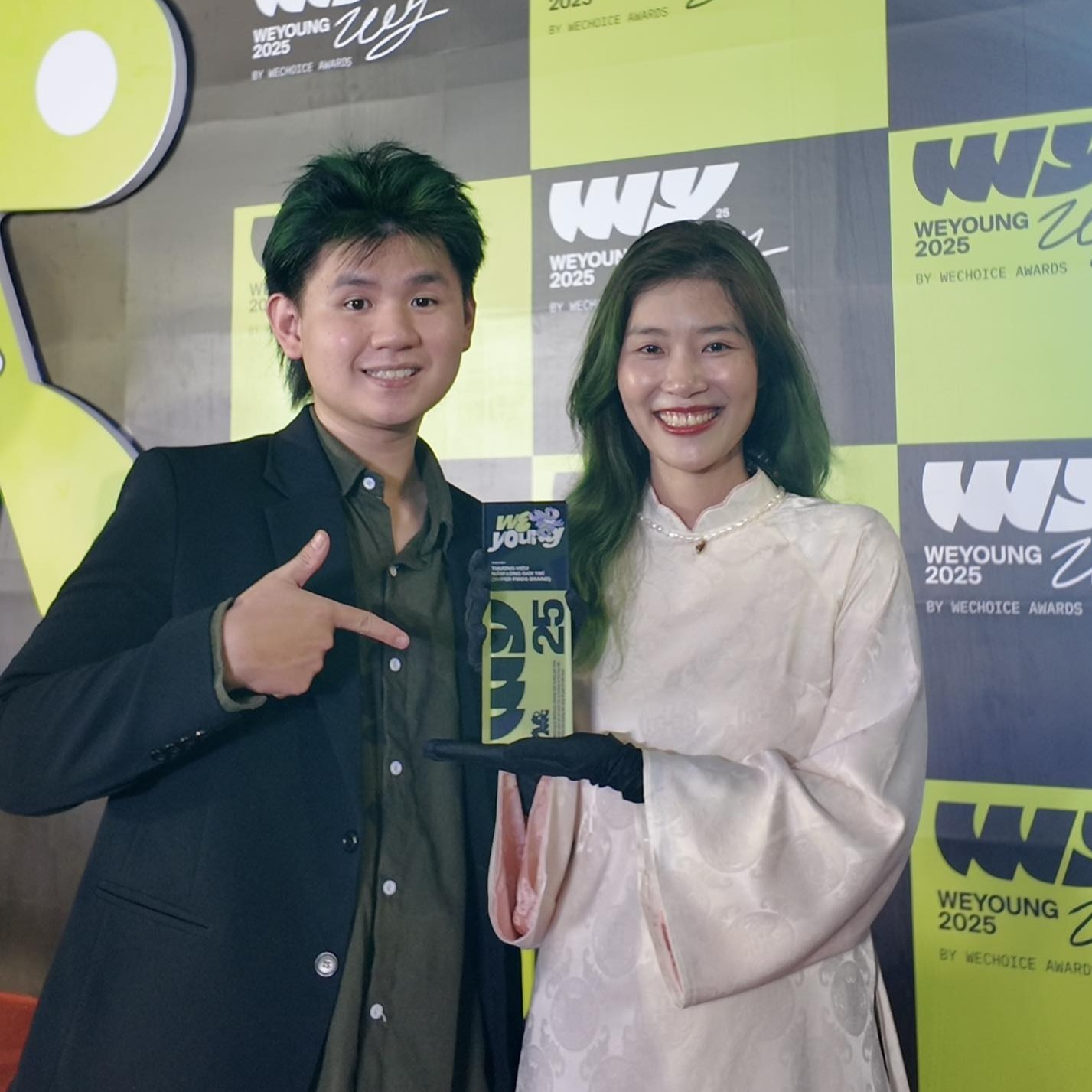 CEO Dh Foods gây "bão" mạng xã hội khi chi tiền tỷ thưởng nhân viên nhuộm tóc xanh- Ảnh 4.