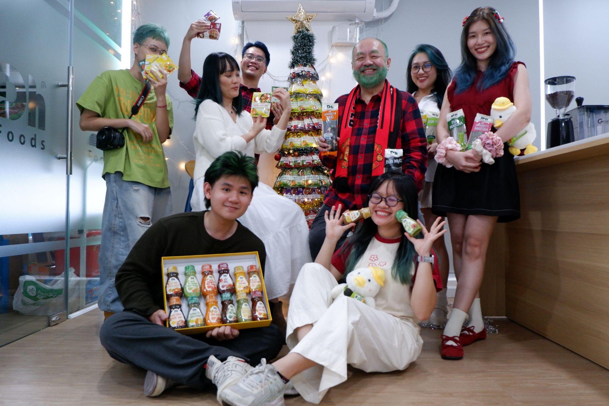 CEO Dh Foods chơi lớn, thưởng 10 triệu cho mỗi nhân viên nhuộm tóc xanh- Ảnh 1.