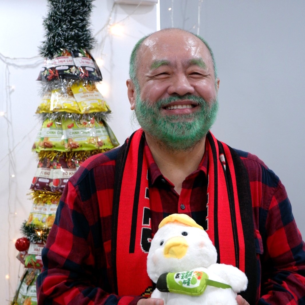 CEO Dh Foods chơi lớn, thưởng 10 triệu cho mỗi nhân viên nhuộm tóc xanh- Ảnh 2.