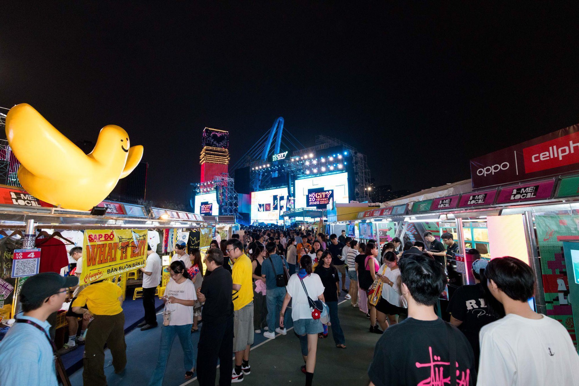 Đón Countdown kiểu “đa trải nghiệm”: Giới trẻ xếp hàng dài tại Công viên Bờ sông Sài Gòn- Ảnh 2.