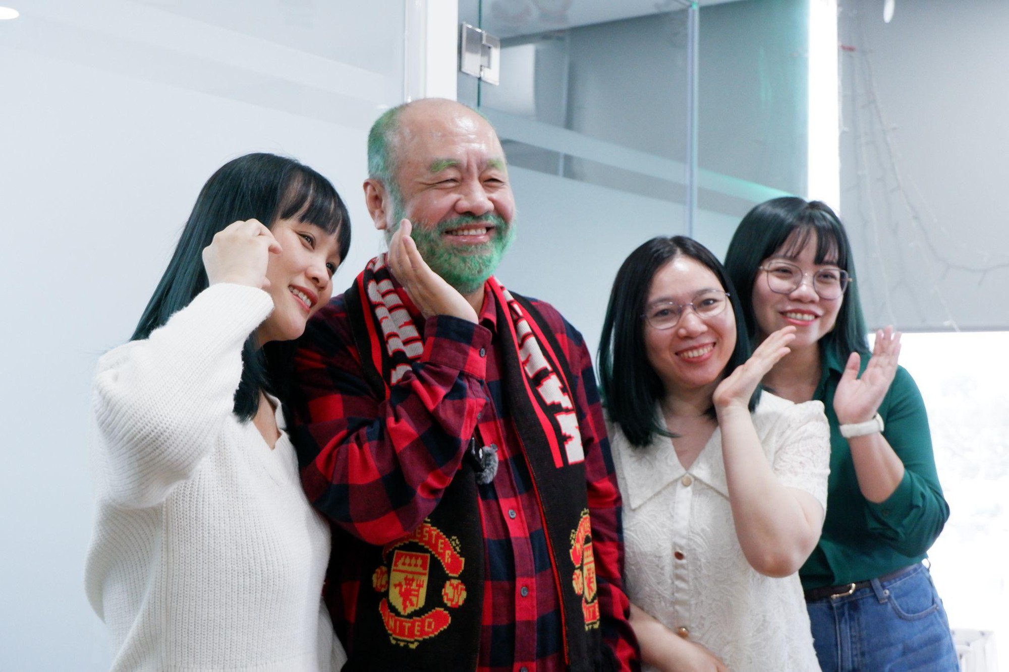 CEO Dh Foods chơi lớn, thưởng 10 triệu cho mỗi nhân viên nhuộm tóc xanh- Ảnh 4.