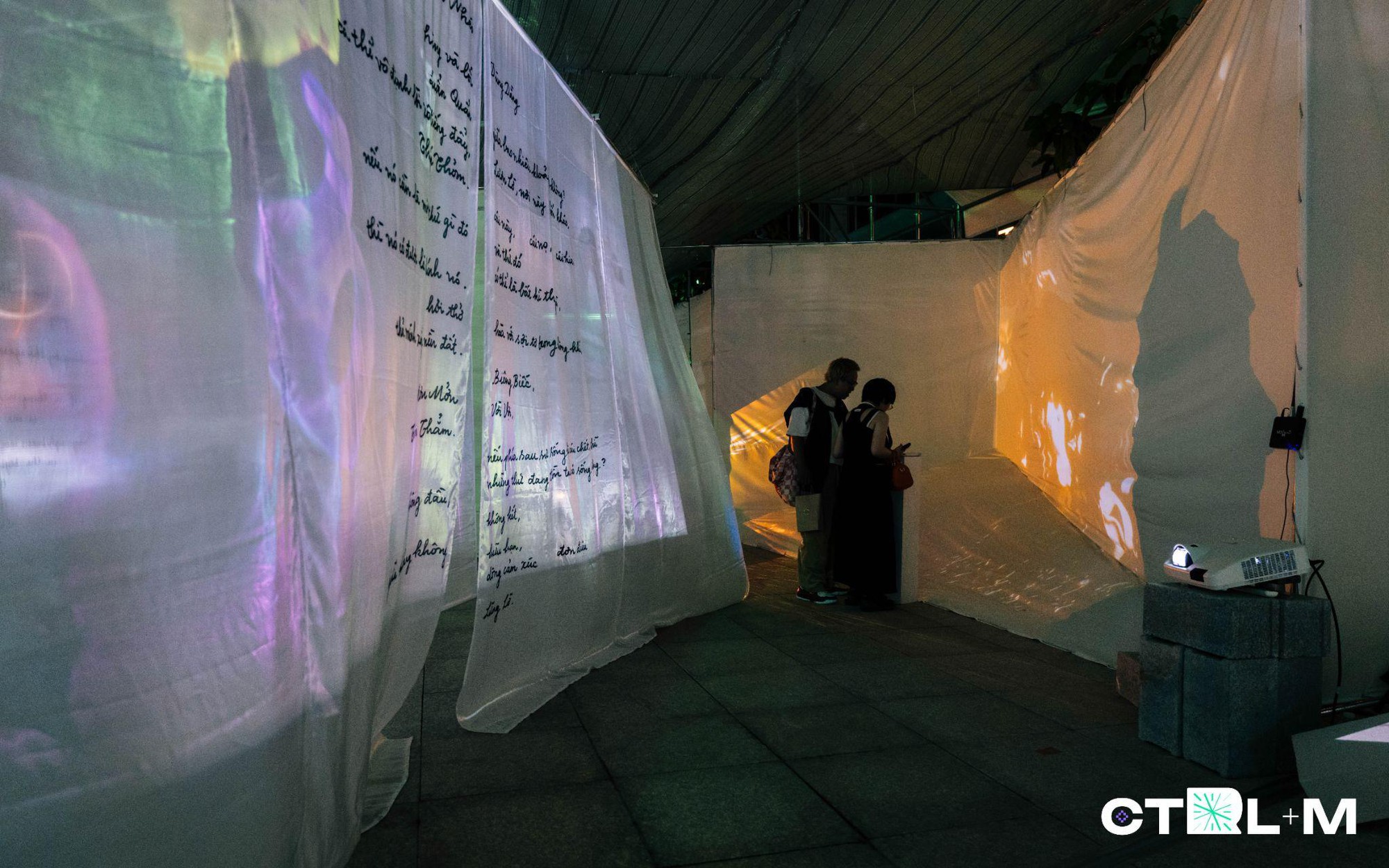 Đón Countdown kiểu “đa trải nghiệm”: Giới trẻ xếp hàng dài tại Công viên Bờ sông Sài Gòn- Ảnh 3.