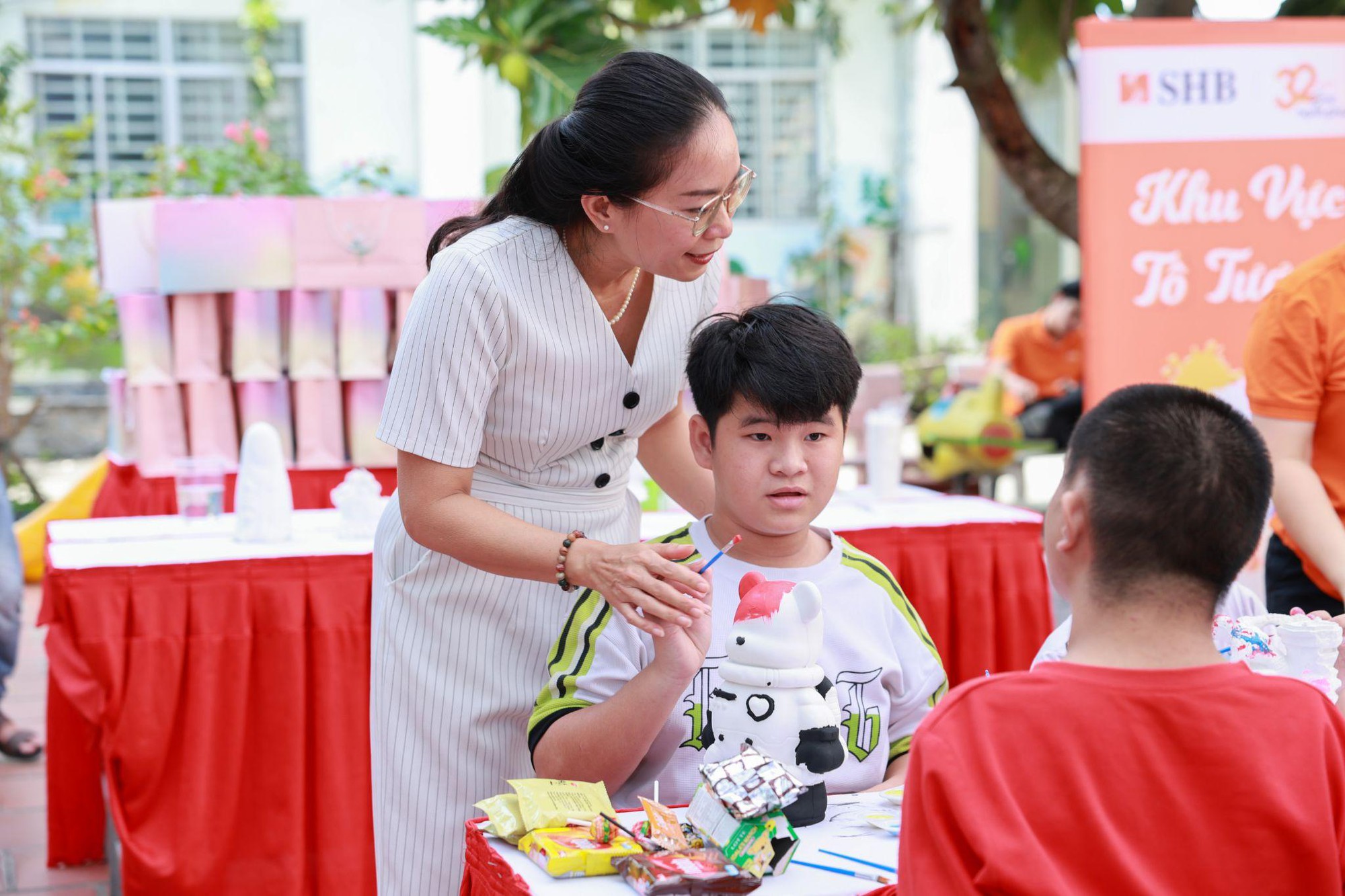 “Khi niềm vui được đặt để đúng chỗ, hạnh phúc tự khắc trở nên tròn đầy”- Ảnh 12.