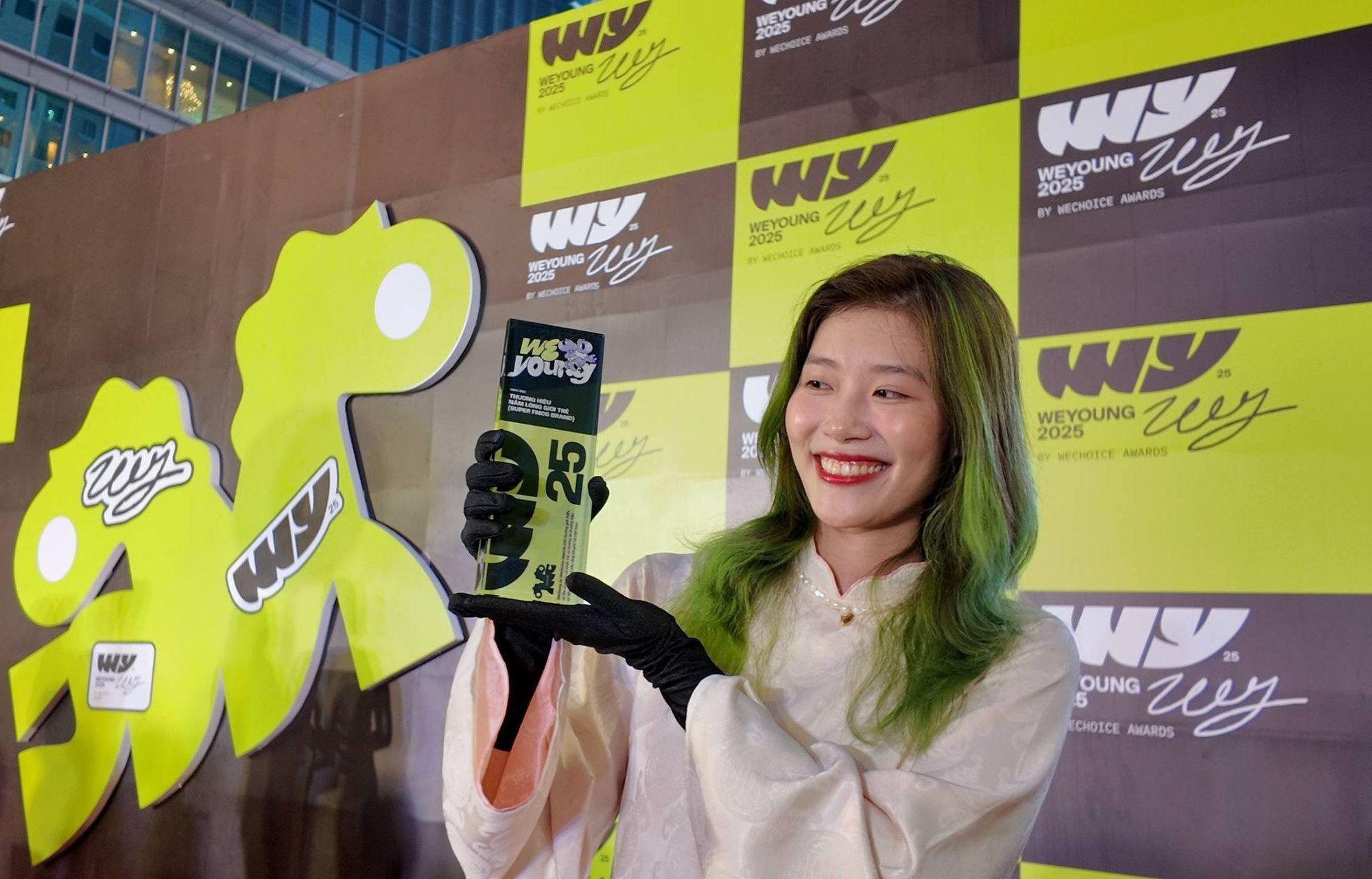 CEO Dh Foods chơi lớn, thưởng 10 triệu cho mỗi nhân viên nhuộm tóc xanh- Ảnh 5.