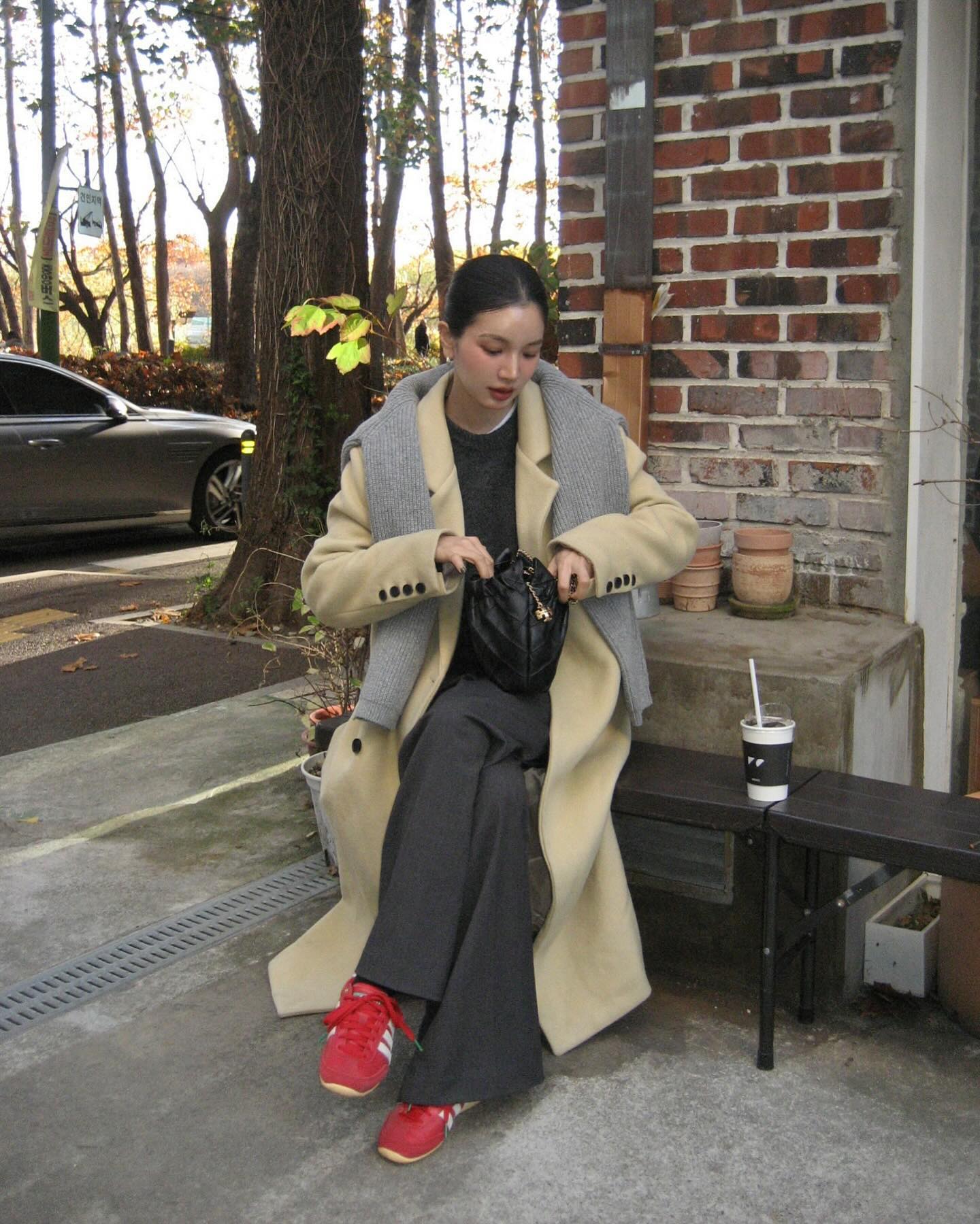 Dọn tủ đồ cuối năm chỉ cần giữ lại đúng 3 đôi giày bệt giúp cả outfit thêm sang trọng- Ảnh 6. Dọn tủ đồ cuối năm chỉ cần giữ lại đúng 3 đôi giày bệt giúp cả outfit thêm sang trọng- Ảnh 6.