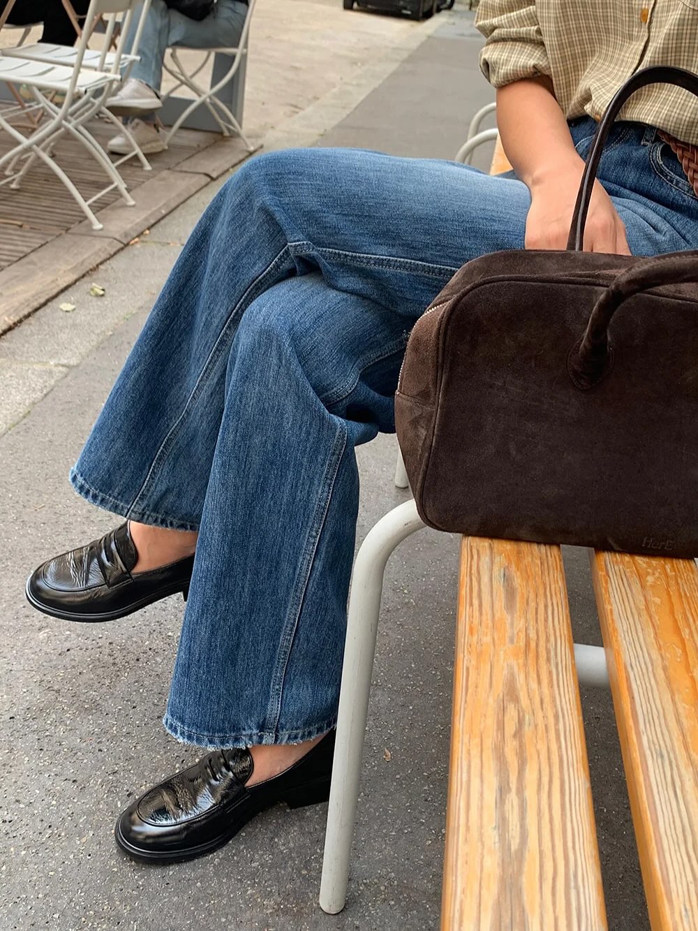 Dọn tủ đồ cuối năm chỉ cần giữ lại đúng 3 đôi giày bệt giúp cả outfit thêm sang trọng- Ảnh 3. Dọn tủ đồ cuối năm chỉ cần giữ lại đúng 3 đôi giày bệt giúp cả outfit thêm sang trọng- Ảnh 3.