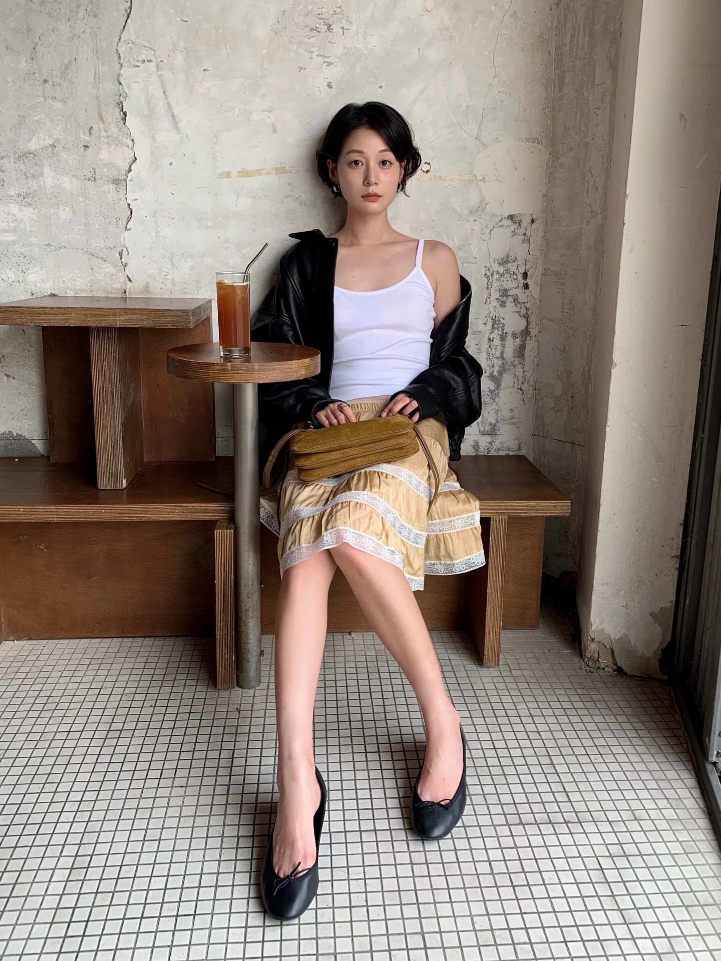 Dọn tủ đồ cuối năm chỉ cần giữ lại đúng 3 đôi giày bệt giúp cả outfit thêm sang trọng- Ảnh 4. Dọn tủ đồ cuối năm chỉ cần giữ lại đúng 3 đôi giày bệt giúp cả outfit thêm sang trọng- Ảnh 4.