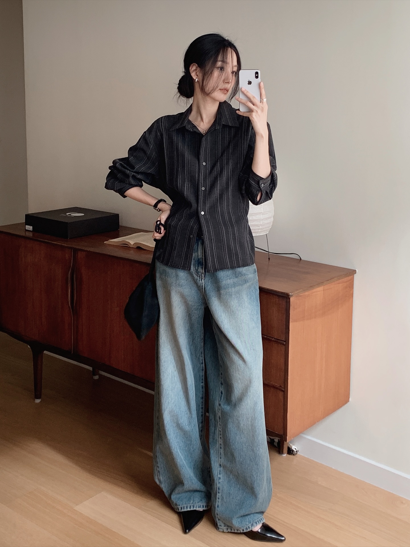 Dọn tủ đồ cuối năm chỉ cần giữ lại đúng 3 đôi giày bệt giúp cả outfit thêm sang trọng- Ảnh 5. Dọn tủ đồ cuối năm chỉ cần giữ lại đúng 3 đôi giày bệt giúp cả outfit thêm sang trọng- Ảnh 5.