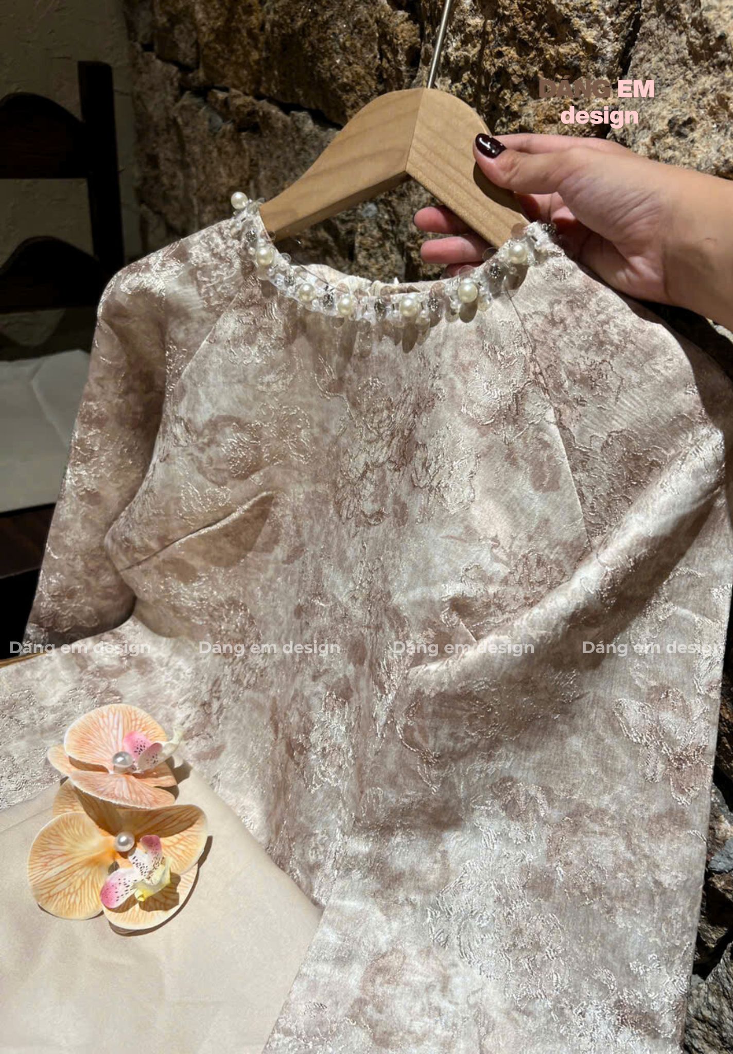 Đã tìm ra mẫu áo dài "chảnh" nhất Tết này: Mặc lên nhìn như tiểu thư tài phiệt- Ảnh 6. Đã tìm ra mẫu áo dài "chảnh" nhất Tết này: Mặc lên nhìn như tiểu thư tài phiệt- Ảnh 6.