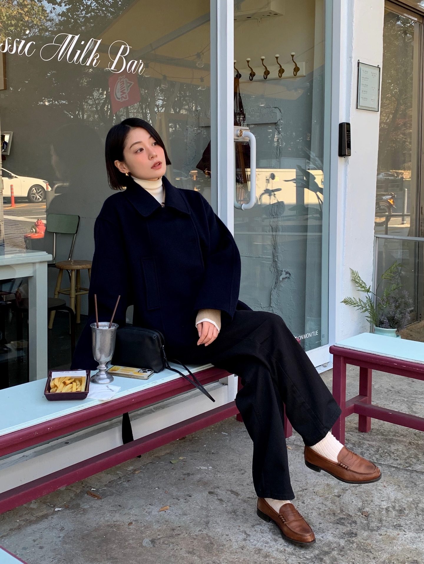 Dọn tủ đồ cuối năm chỉ cần giữ lại đúng 3 đôi giày bệt giúp cả outfit thêm sang trọng- Ảnh 2. Dọn tủ đồ cuối năm chỉ cần giữ lại đúng 3 đôi giày bệt giúp cả outfit thêm sang trọng- Ảnh 2.