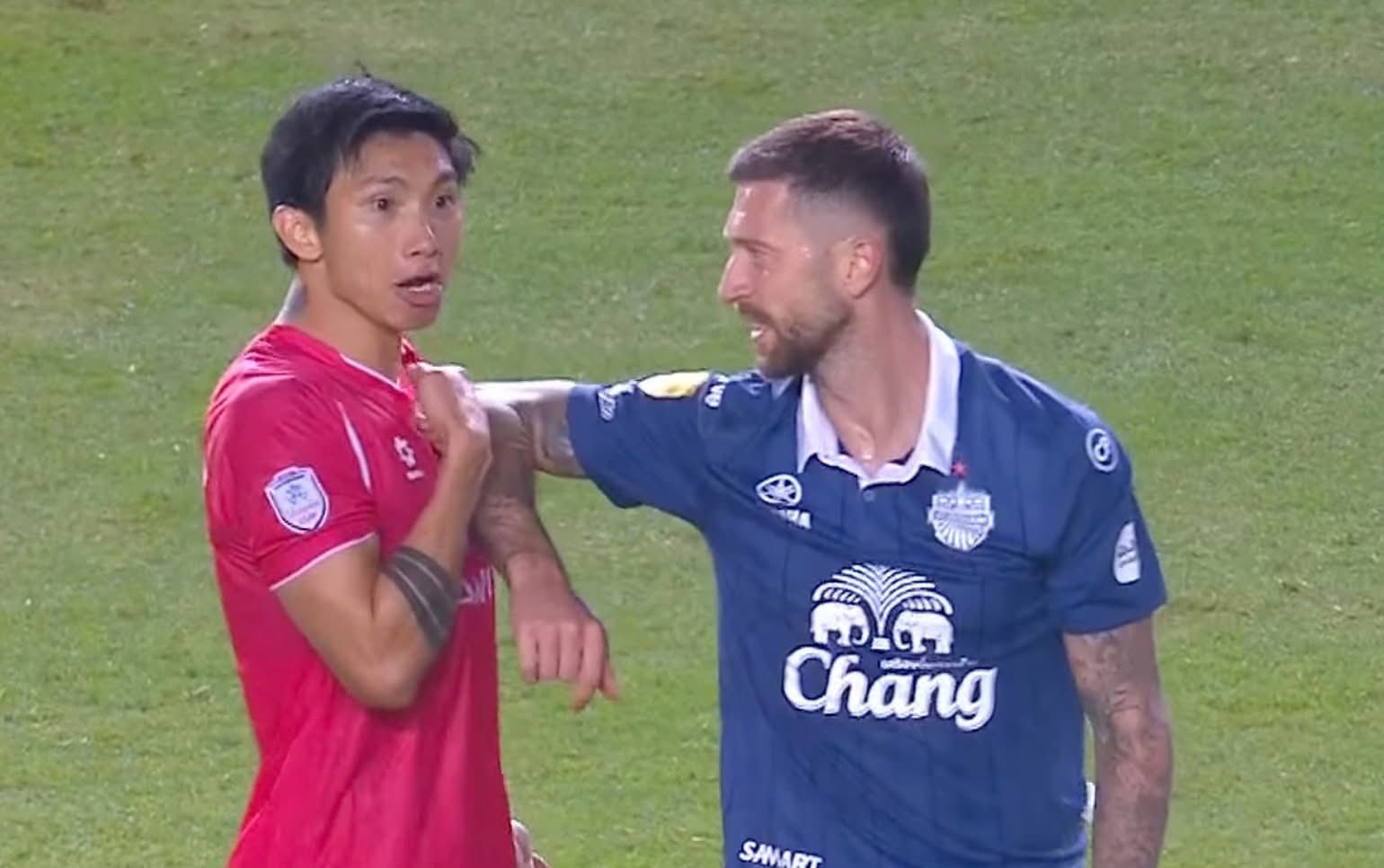 Đoàn Văn Hậu nổi giận- Ảnh 2. Đoàn Văn Hậu nổi giận- Ảnh 2.