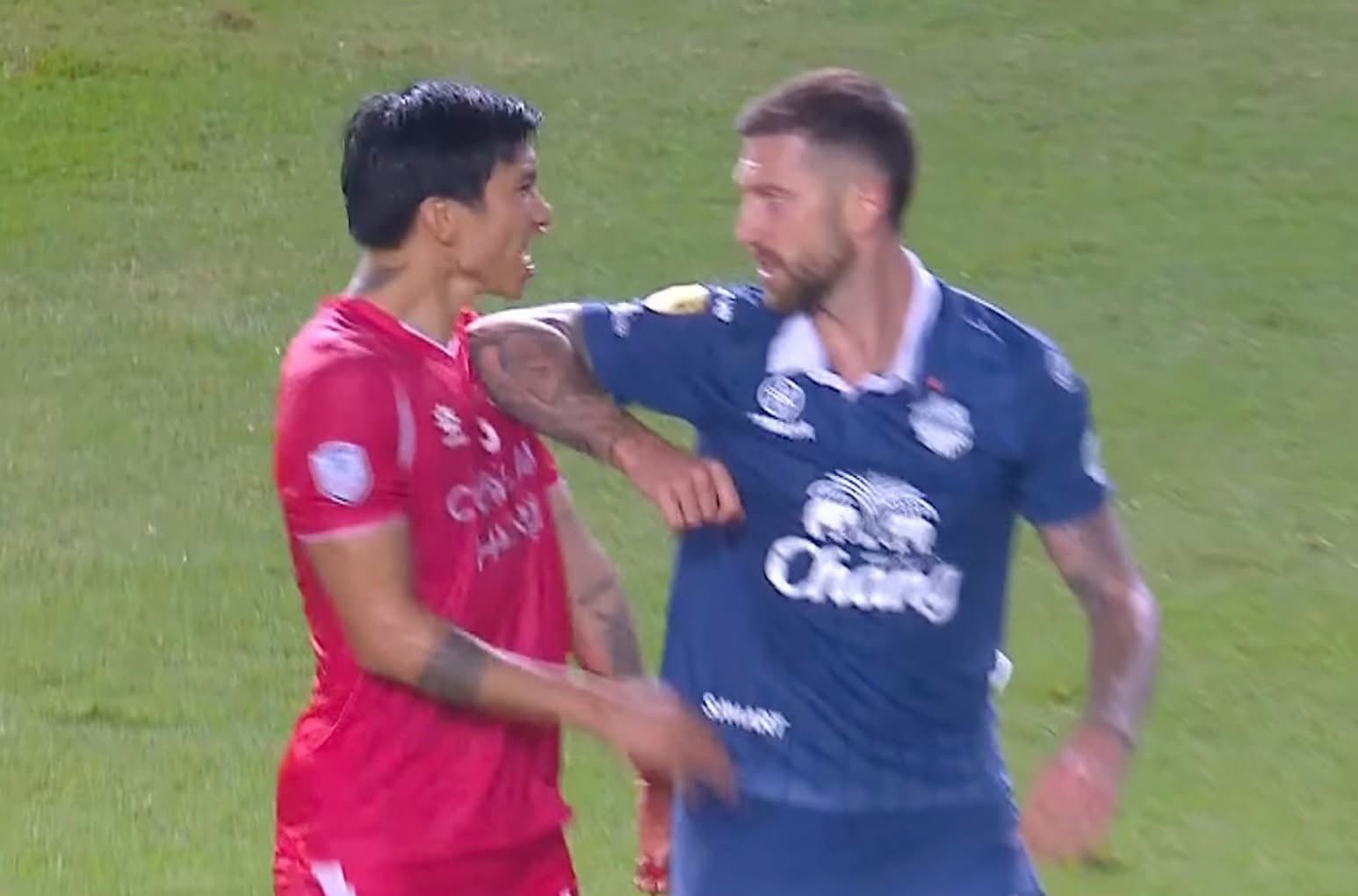 Đoàn Văn Hậu nổi giận- Ảnh 1. Đoàn Văn Hậu nổi giận- Ảnh 1.