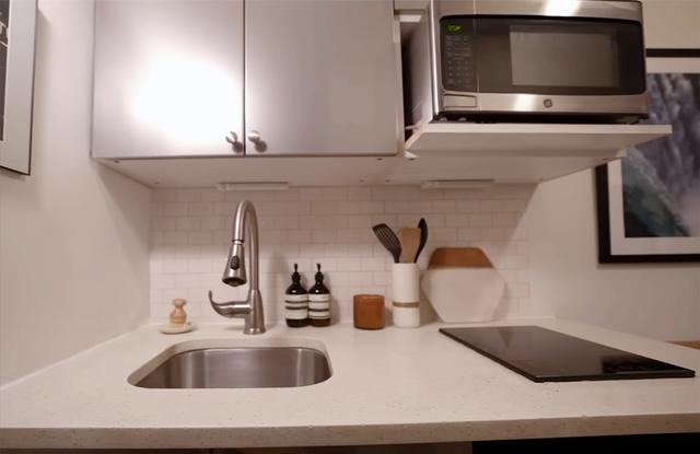 Nhà đất Hong Kong tàn khốc tới mức này: Cặp vợ chồng vặn người mới ngủ nổi trong căn phòng chưa đến 10m²- Ảnh 3.