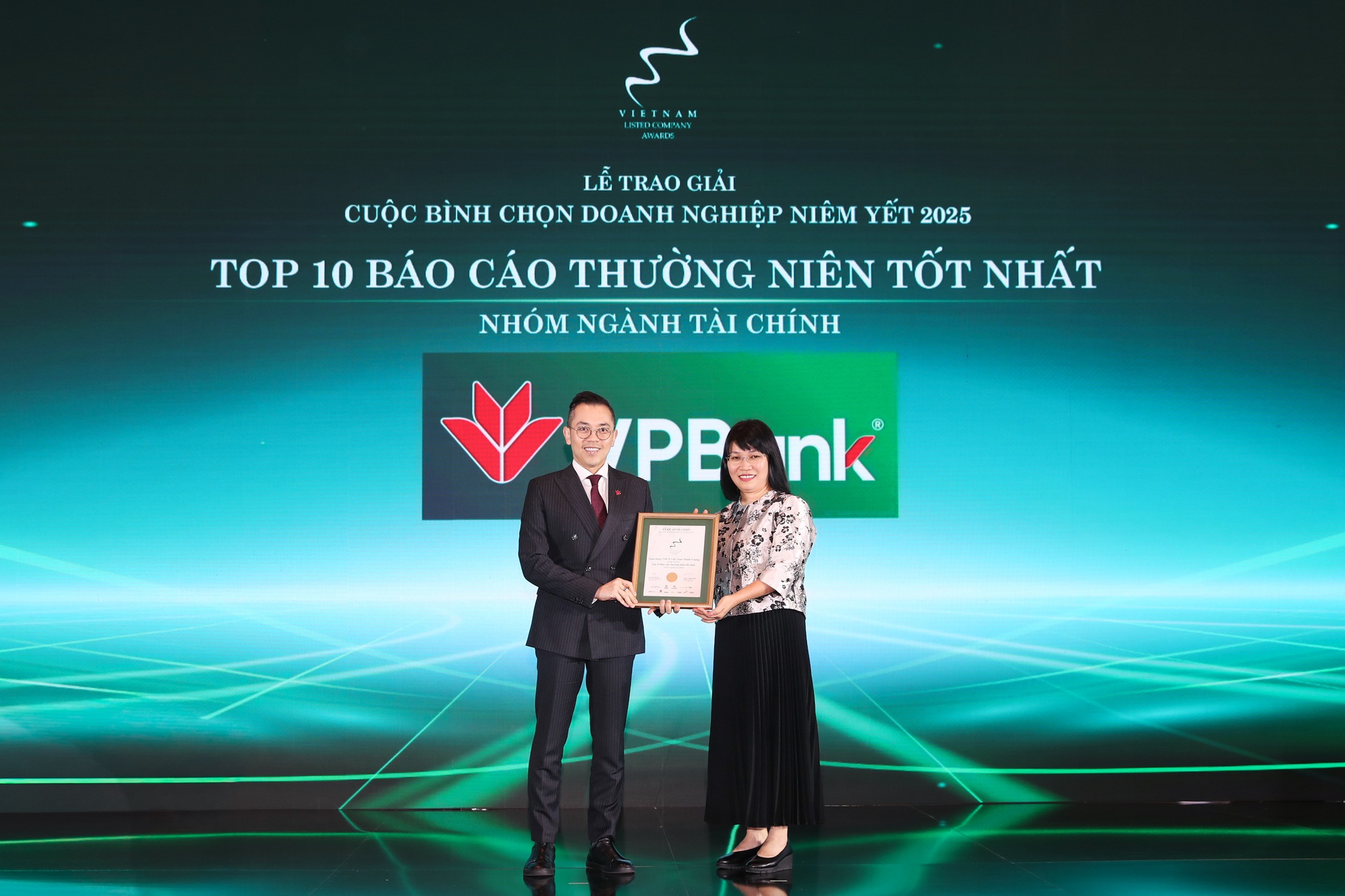 VPBank nhận cú đúp giải thưởng Báo cáo Thường niên, Báo cáo Phát triển Bền vững- Ảnh 1. VPBank nhận cú đúp giải thưởng Báo cáo Thường niên, Báo cáo Phát triển Bền vững- Ảnh 1.