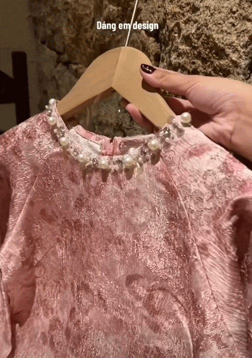 Đã tìm ra mẫu áo dài "chảnh" nhất Tết này: Mặc lên nhìn như tiểu thư tài phiệt- Ảnh 4. Đã tìm ra mẫu áo dài "chảnh" nhất Tết này: Mặc lên nhìn như tiểu thư tài phiệt- Ảnh 4.