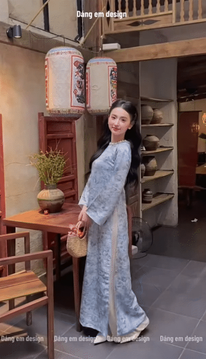 Đã tìm ra mẫu áo dài "chảnh" nhất Tết này: Mặc lên nhìn như tiểu thư tài phiệt- Ảnh 1. Đã tìm ra mẫu áo dài "chảnh" nhất Tết này: Mặc lên nhìn như tiểu thư tài phiệt- Ảnh 1.