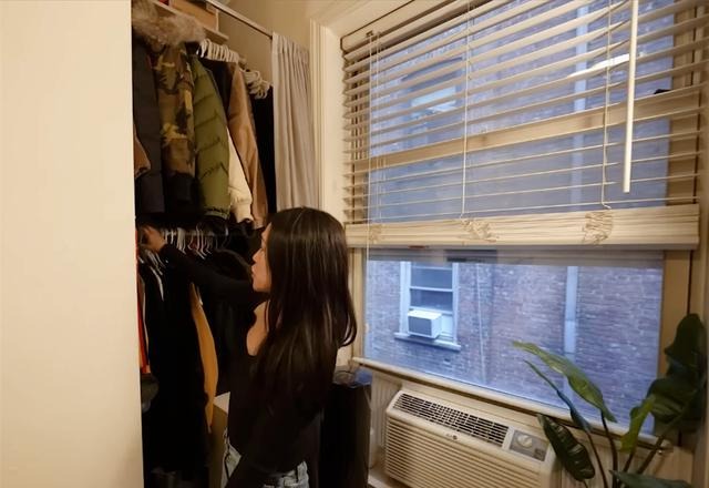 Nhà đất Hong Kong tàn khốc tới mức này: Cặp vợ chồng vặn người mới ngủ nổi trong căn phòng chưa đến 10m²- Ảnh 9.