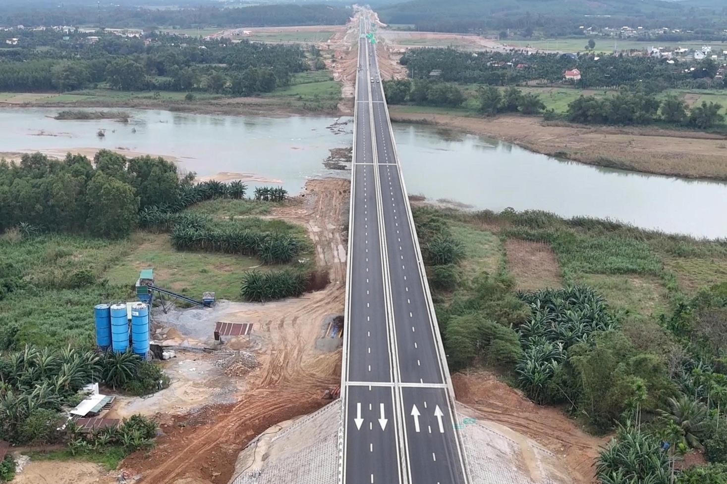 Dự án lớn nhất cao tốc Bắc - Nam do liên danh Đèo Cả thực hiện về đích trước 8 tháng- Ảnh 1. Dự án lớn nhất cao tốc Bắc - Nam do liên danh Đèo Cả thực hiện về đích trước 8 tháng- Ảnh 1.