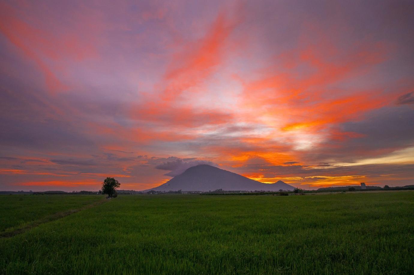Sốt rần rần khoảnh khắc hoàng hôn đẹp siêu thực tại núi Bà Đen, Tây Ninh- Ảnh 5.