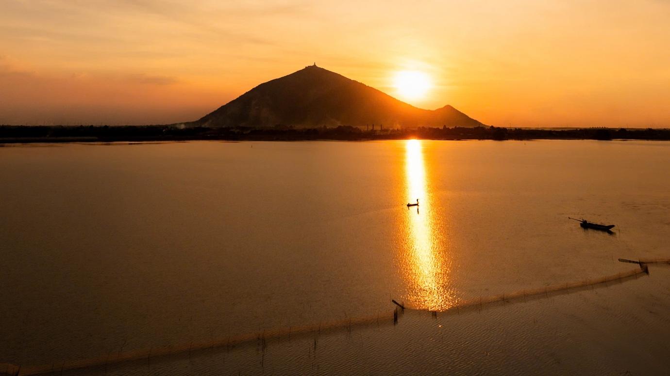 Sốt rần rần khoảnh khắc hoàng hôn đẹp siêu thực tại núi Bà Đen, Tây Ninh- Ảnh 7.