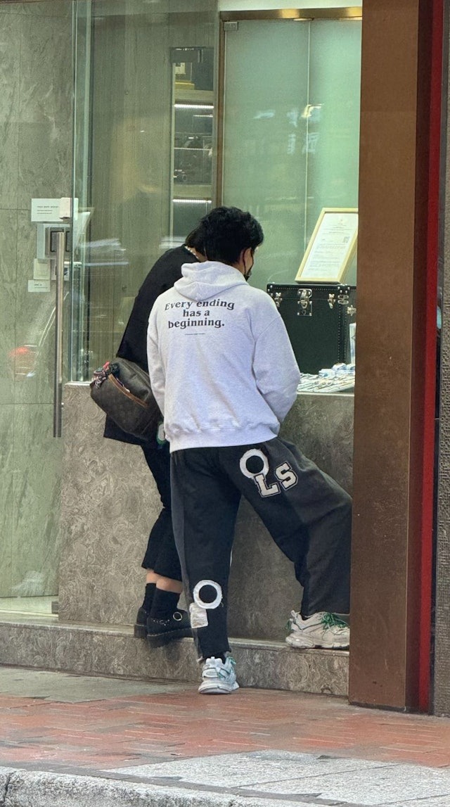 Huỳnh Tông Trạch đưa 1 cô gái đi dạo phố, mua sắm. Hình ảnh này làm dấy lên nghi vấn anh đã tìm được bến đỗ cuối cùng Huỳnh Tông Trạch đưa 1 cô gái đi dạo phố, mua sắm. Hình ảnh này làm dấy lên nghi vấn anh đã tìm được bến đỗ cuối cùng