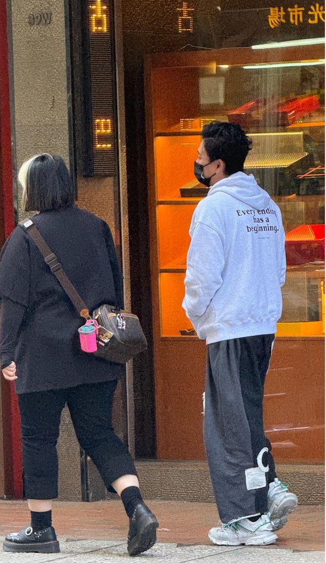 “Tóm dính” nam thần hạng A dạo phố cùng gái lạ, ngoại hình hốc hác đến khó tin- Ảnh 1. “Tóm dính” nam thần hạng A dạo phố cùng gái lạ, ngoại hình hốc hác đến khó tin- Ảnh 1.