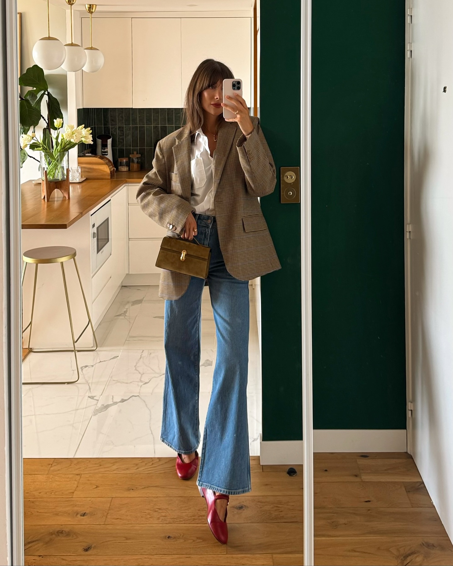 5 mẫu giày được phụ nữ Pháp mix cùng quần jeans: Sành điệu và sang tới độ hoàn hảo- Ảnh 7. 5 mẫu giày được phụ nữ Pháp mix cùng quần jeans: Sành điệu và sang tới độ hoàn hảo- Ảnh 7.