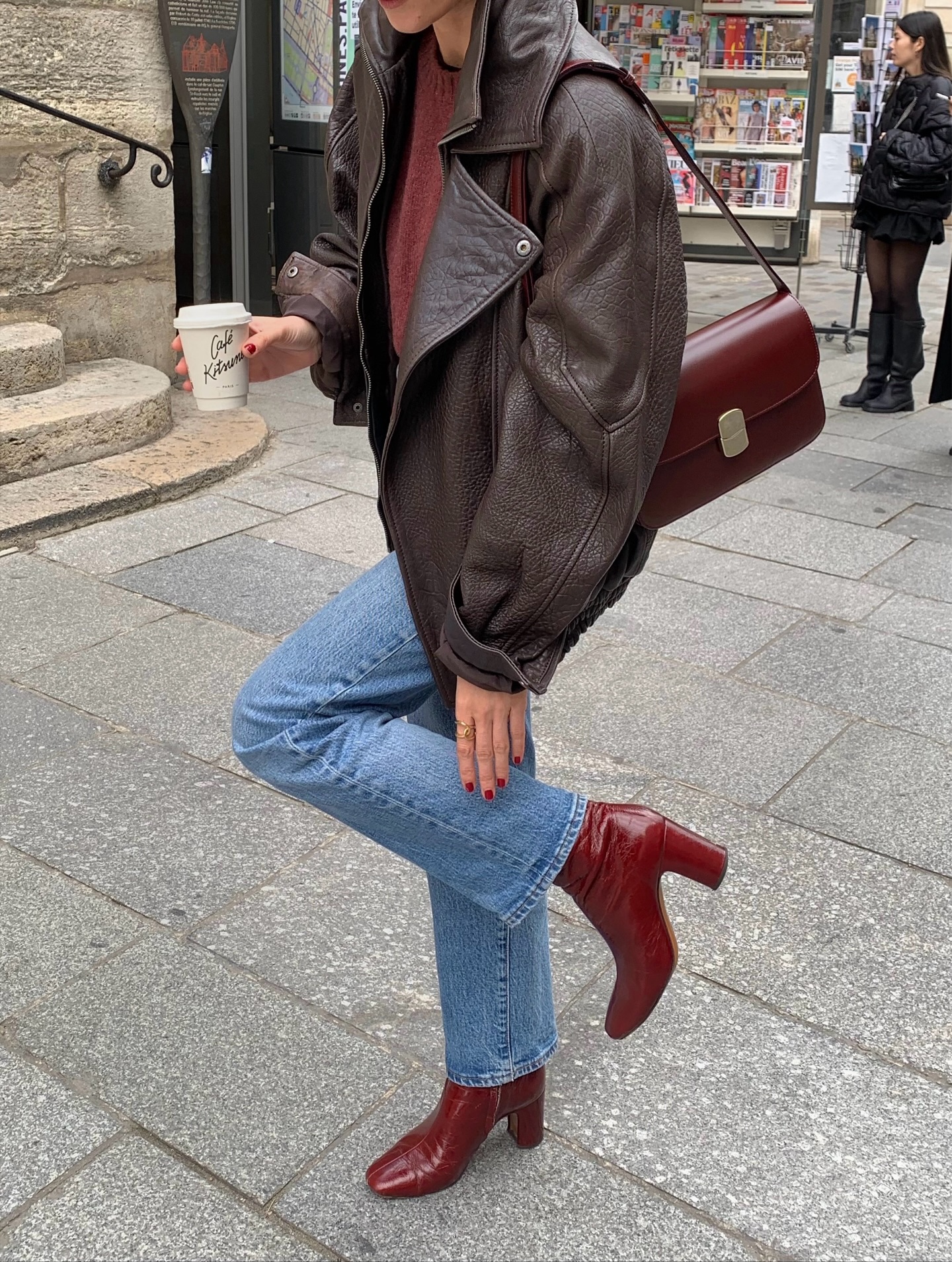 5 mẫu giày được phụ nữ Pháp mix cùng quần jeans: Sành điệu và sang tới độ hoàn hảo- Ảnh 3. 5 mẫu giày được phụ nữ Pháp mix cùng quần jeans: Sành điệu và sang tới độ hoàn hảo- Ảnh 3.