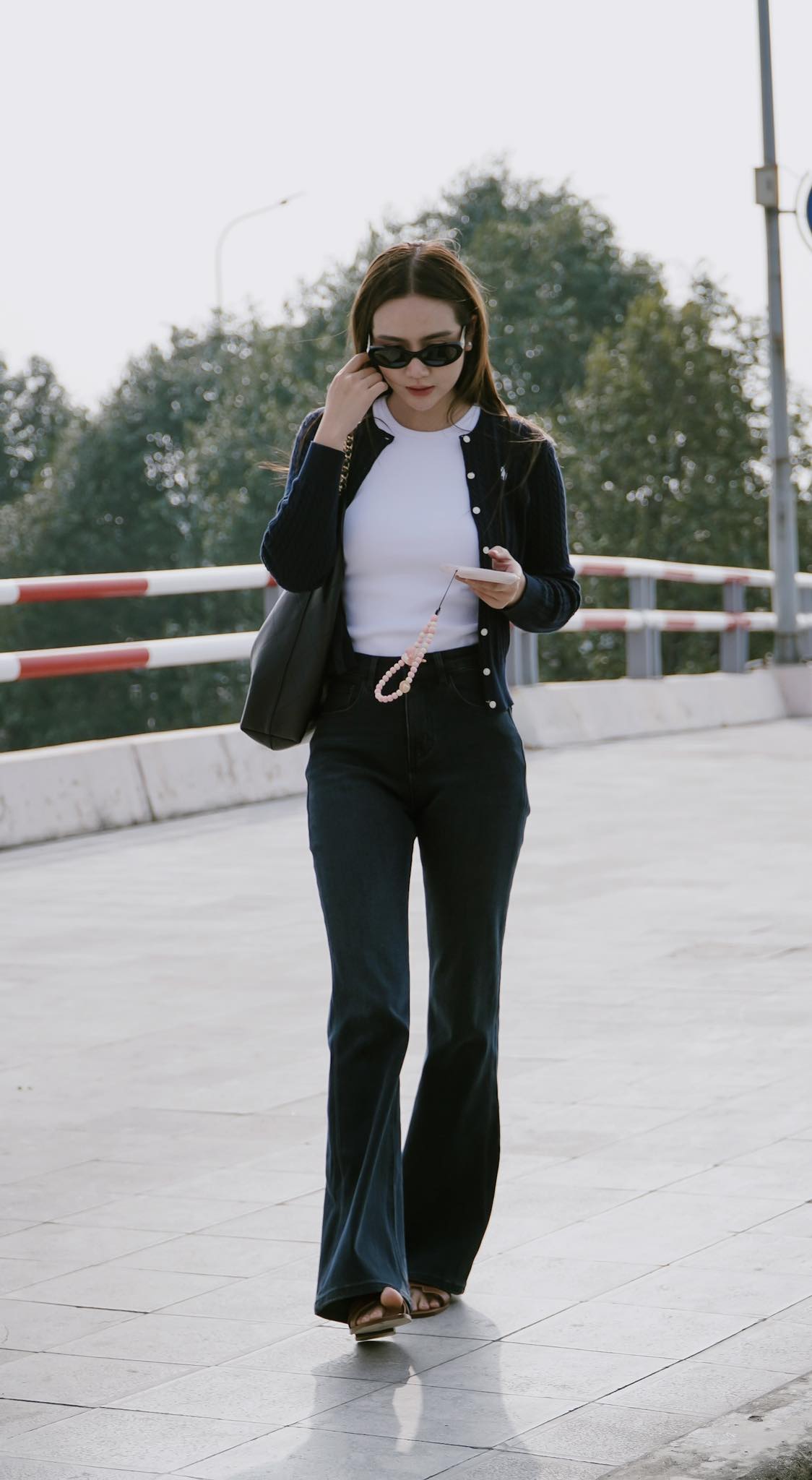 Style mùa đông của Huyền Lizzie gói gọn trong 4 chữ: Đơn giản mà sang!- Ảnh 1.