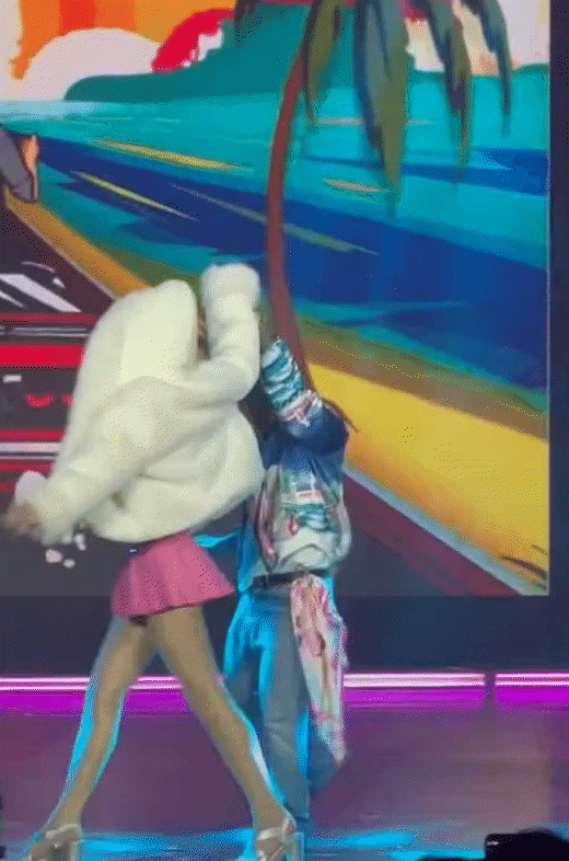 Phát hiện “mỹ nhân” khiến Binz mất tập trung, hoảng hốt không thể rap nổi!- Ảnh 2. Phát hiện “mỹ nhân” khiến Binz mất tập trung, hoảng hốt không thể rap nổi!- Ảnh 2.