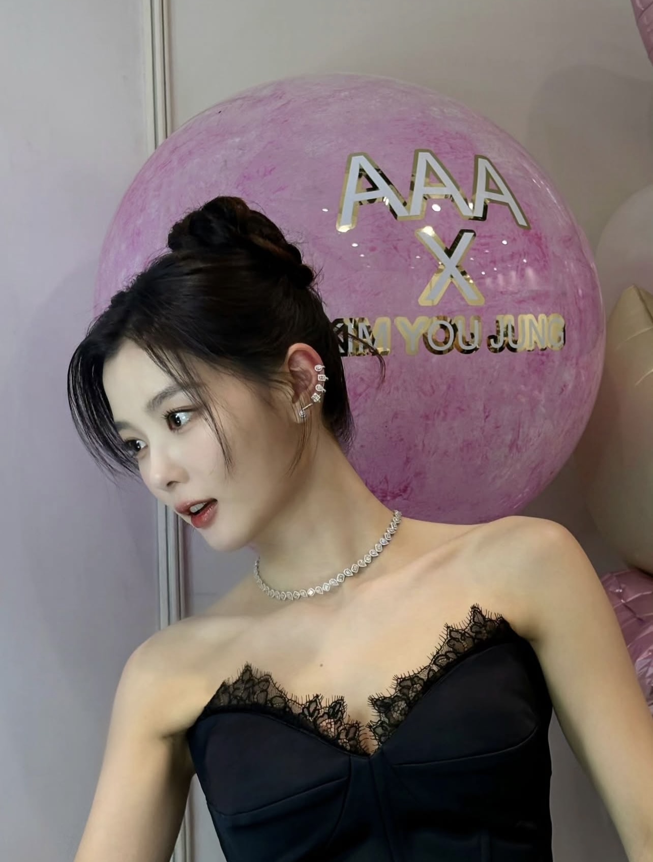 Kim Yoo Jung thật sự đã mang Baek Ah Jin ra đời thực- Ảnh 3. Kim Yoo Jung thật sự đã mang Baek Ah Jin ra đời thực- Ảnh 3.