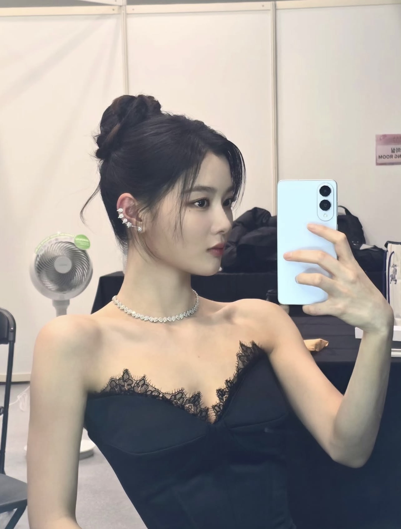 Kim Yoo Jung thật sự đã mang Baek Ah Jin ra đời thực- Ảnh 4. Kim Yoo Jung thật sự đã mang Baek Ah Jin ra đời thực- Ảnh 4.