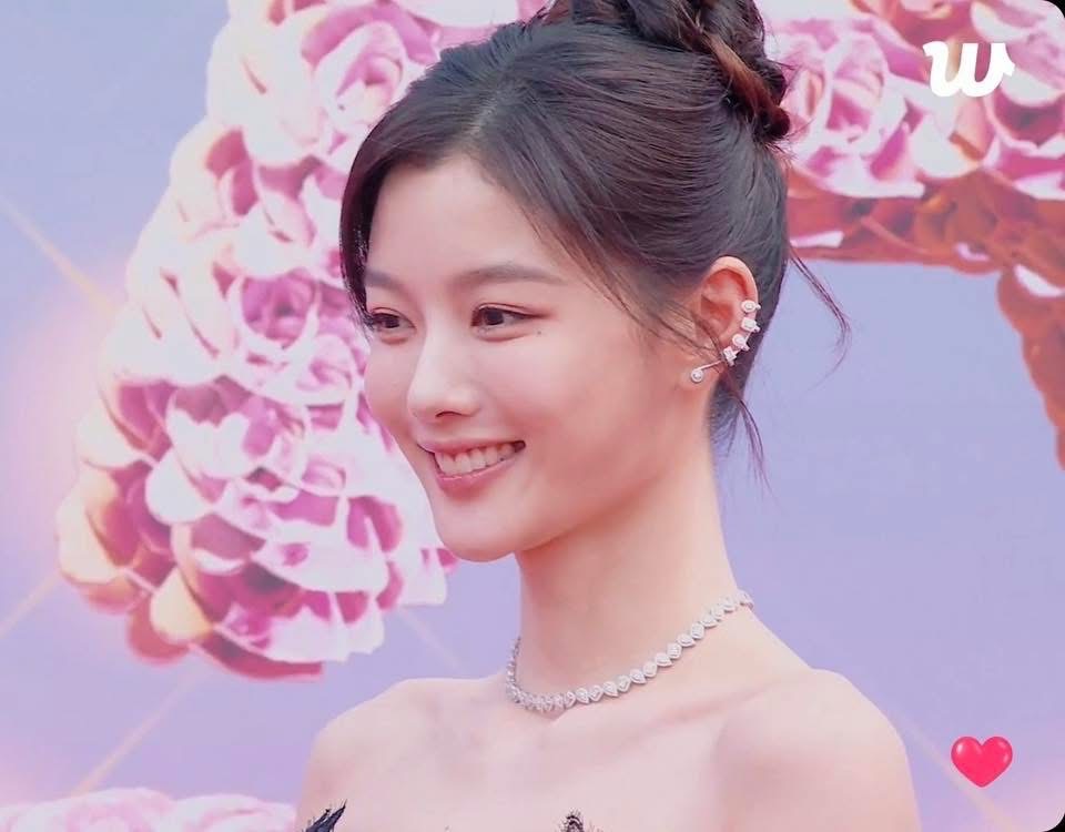 Kim Yoo Jung thật sự đã mang Baek Ah Jin ra đời thực- Ảnh 5. Kim Yoo Jung thật sự đã mang Baek Ah Jin ra đời thực- Ảnh 5.
