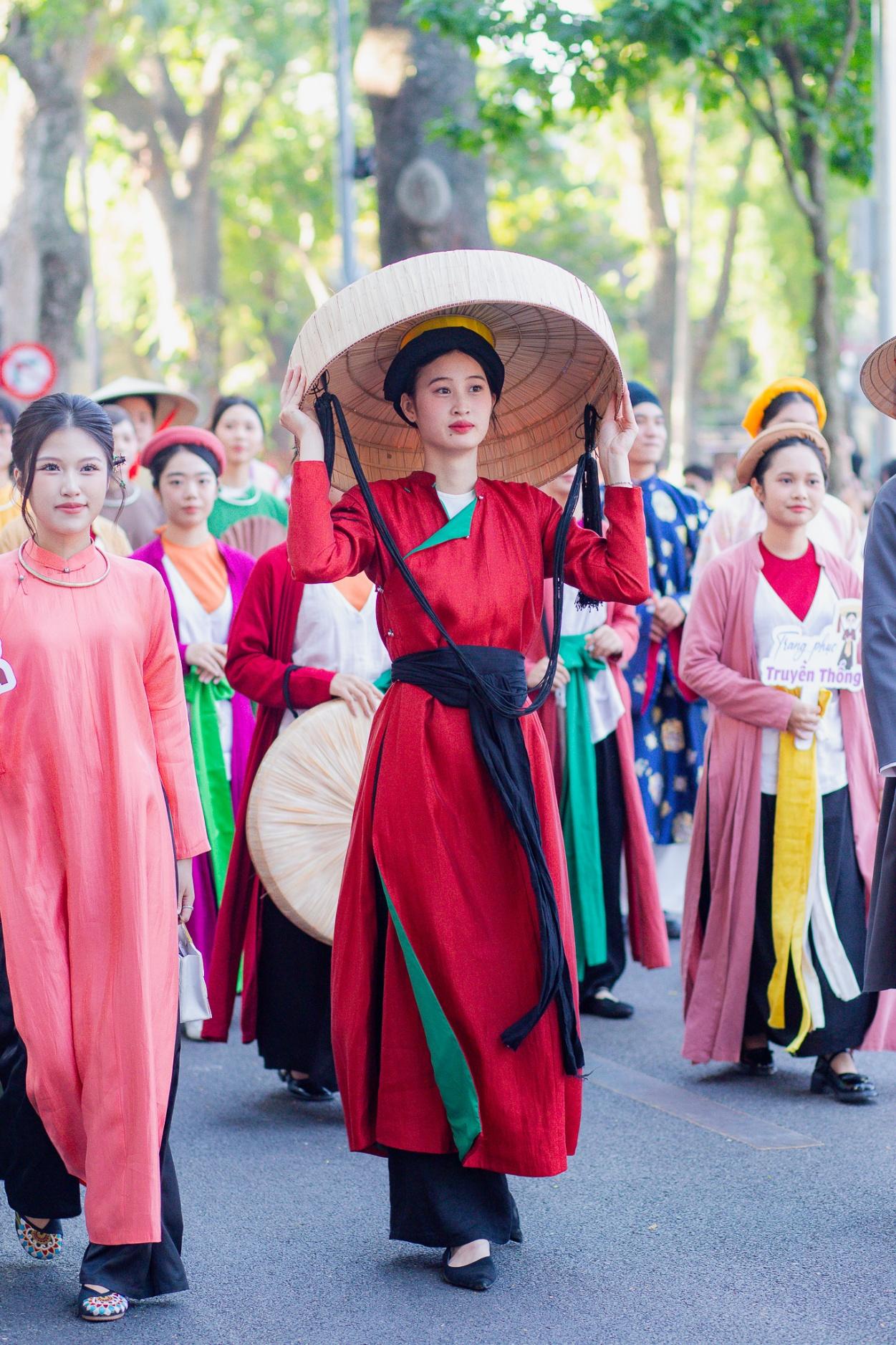 Giới trẻ “lên đồ” rần rần: Sự kiện văn hóa nào của Bảo Tín Mạnh Hải đang gây sốt?- Ảnh 3. Giới trẻ “lên đồ” rần rần: Sự kiện văn hóa nào của Bảo Tín Mạnh Hải đang gây sốt?- Ảnh 3.