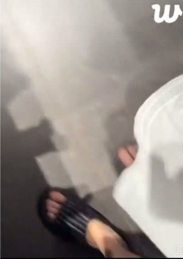 Rầm rộ ảnh nghi Jungkook (BTS) cho mỹ nhân aespa mặc quần đùi của mình dự sự kiện, táo bạo "out trình" Jennie - V- Ảnh 3.