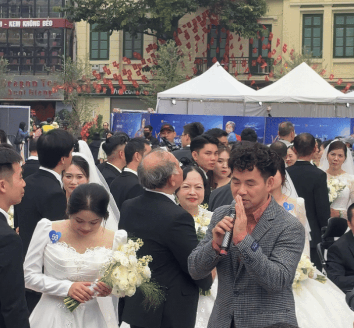 CLIP: Cục trưởng Xuân Bắc "làm điều chưa từng có" để 80 cặp đôi hôn nhau- Ảnh 1.