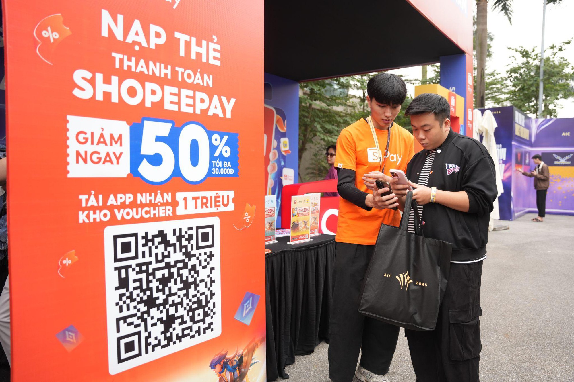ShopeePay "gây sốt" AIC 2025: Giảm đến 50% nạp thẻ, loạt ưu đãi độc quyền cho fan Esports- Ảnh 8.