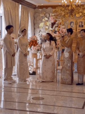 Tiên Nguyễn giật mình che mặt khi nghe mẹ tỷ phú dặn dò 4 chữ giữa lễ cưới- Ảnh 1. Tiên Nguyễn giật mình che mặt khi nghe mẹ tỷ phú dặn dò 4 chữ giữa lễ cưới- Ảnh 1.