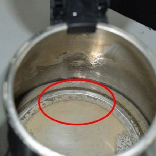 Cả đời dùng ấm siêu tốc, ai cũng nghĩ nó vô hại: Nào ngờ tiềm ẩn 4 rủi ro đe dọa sức khỏe- Ảnh 2. Cả đời dùng ấm siêu tốc, ai cũng nghĩ nó vô hại: Nào ngờ tiềm ẩn 4 rủi ro đe dọa sức khỏe- Ảnh 2.