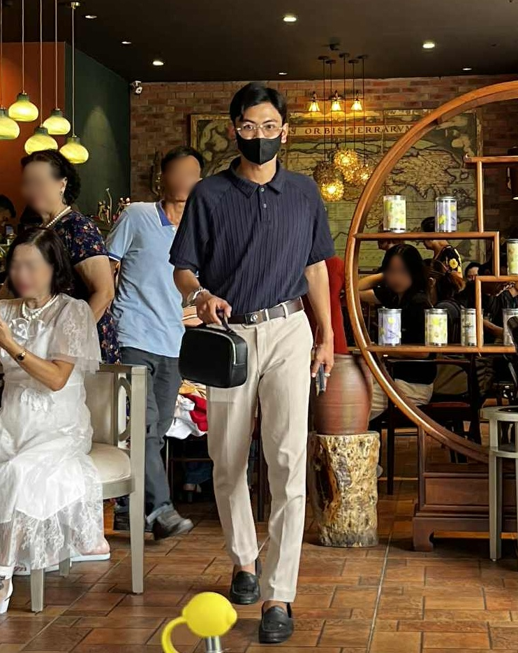 Chiếc áo Louis Vuitton của "tổng tài" vừa bị bắt - Ảnh 4. Chiếc áo Louis Vuitton của "tổng tài" vừa bị bắt - Ảnh 4.