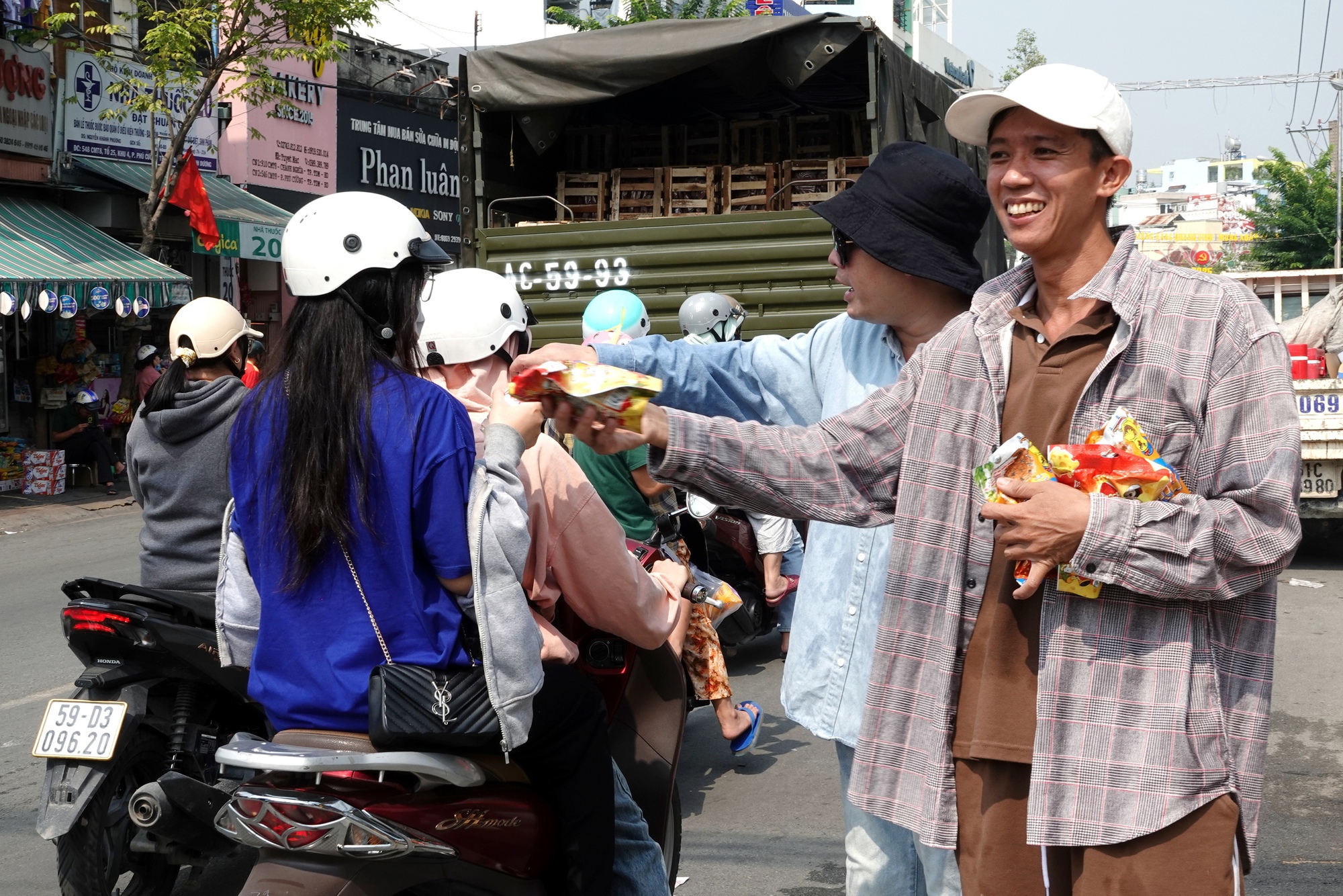 Độc đáo nghi thức rước cộ Bà thu hút hàng nghìn người tham dự tại lễ hội Rằm tháng Giêng lớn nhất Bình Dương- Ảnh 2.