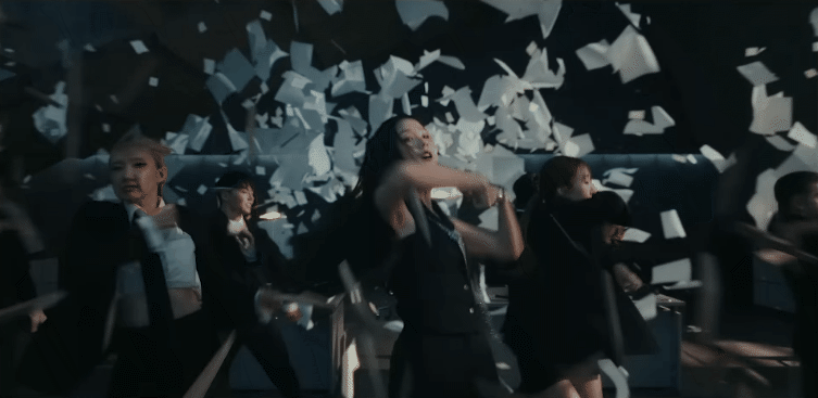 Jisoo (BLACKPINK) tương tác bí ẩn với nam tài tử quyến rũ nhất xứ Hàn, lột xác thành "girl phố" phóng siêu xe gây sốc- Ảnh 4.