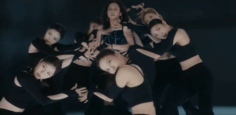 Jisoo (BLACKPINK) tương tác bí ẩn với nam tài tử quyến rũ nhất xứ Hàn, lột xác thành "girl phố" phóng siêu xe gây sốc- Ảnh 5.