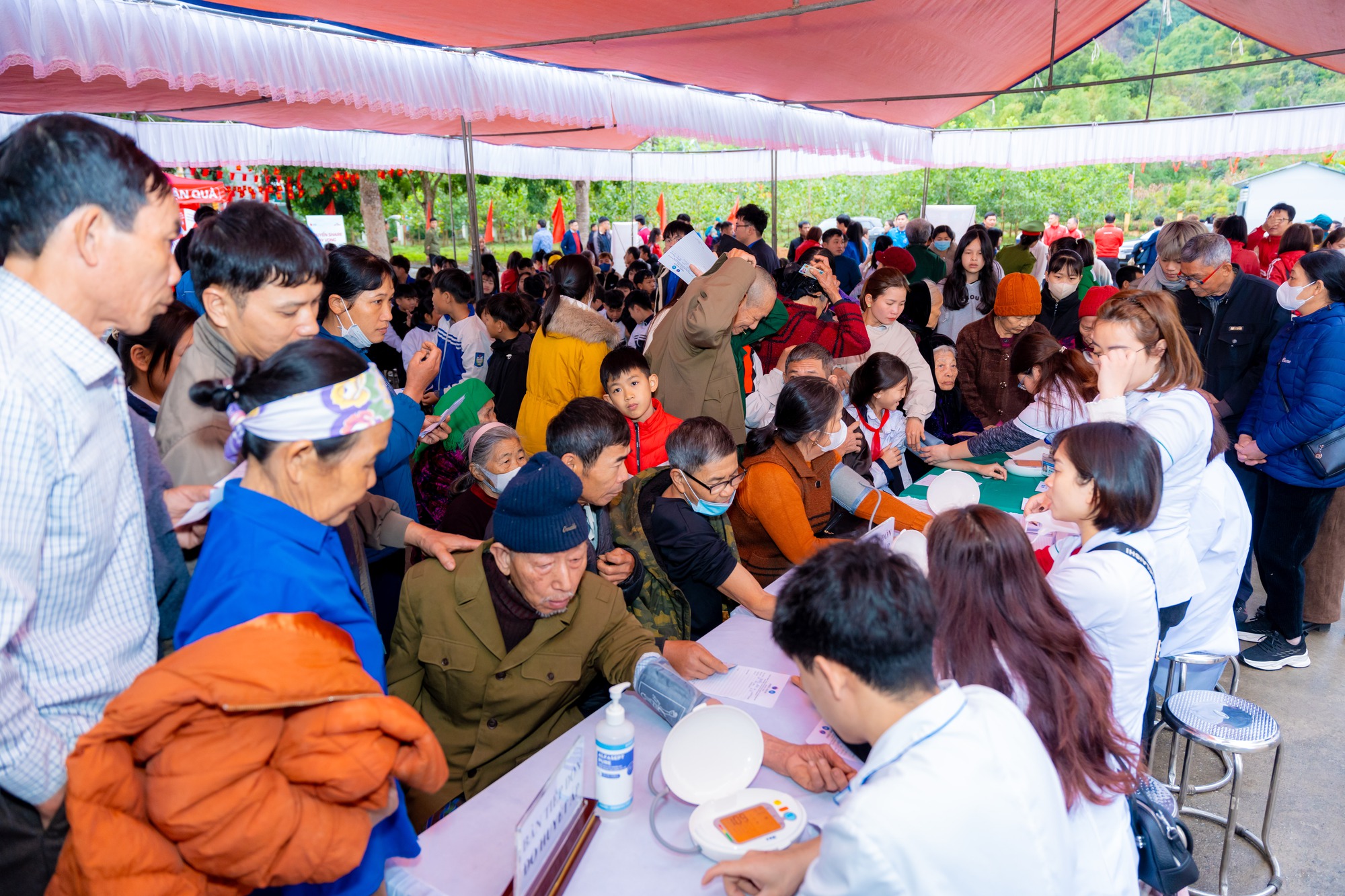 Hội Thầy thuốc trẻ Việt Nam tổ chức khám, chữa bệnh miễn phí cho hàng trăm người dân tại Tuyên Quang- Ảnh 2.